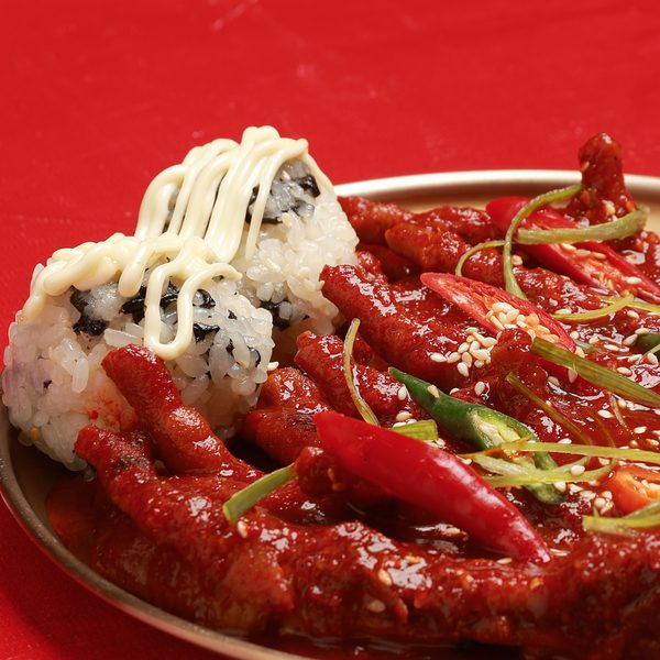 ตีนไก่เผ็ดซอสแดงโรยงาและพริก คู่ข้าวปั้นสาหร่ายราดมายองเนส